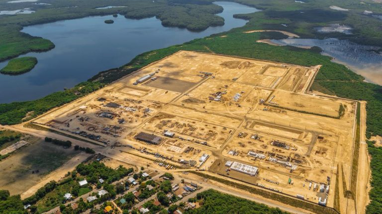 Vista aérea del proyecto Manzanillo Bay Energy en la Bahía de Manzanillo, con una extensa zona de construcción rodeada de manglares, humedales y cuerpos de agua en Pepillo Salcedo, Monte Cristi.