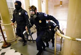 RESUMEN-"Es insurrección" dice Biden, después de que partidarios de Trump irrumpieron en el Capitolio