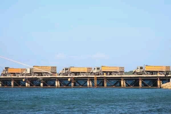 Las volquetas que transportan el Clinker 1