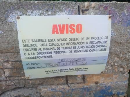 Ese letrero esta frente a la humedad de manglares 1