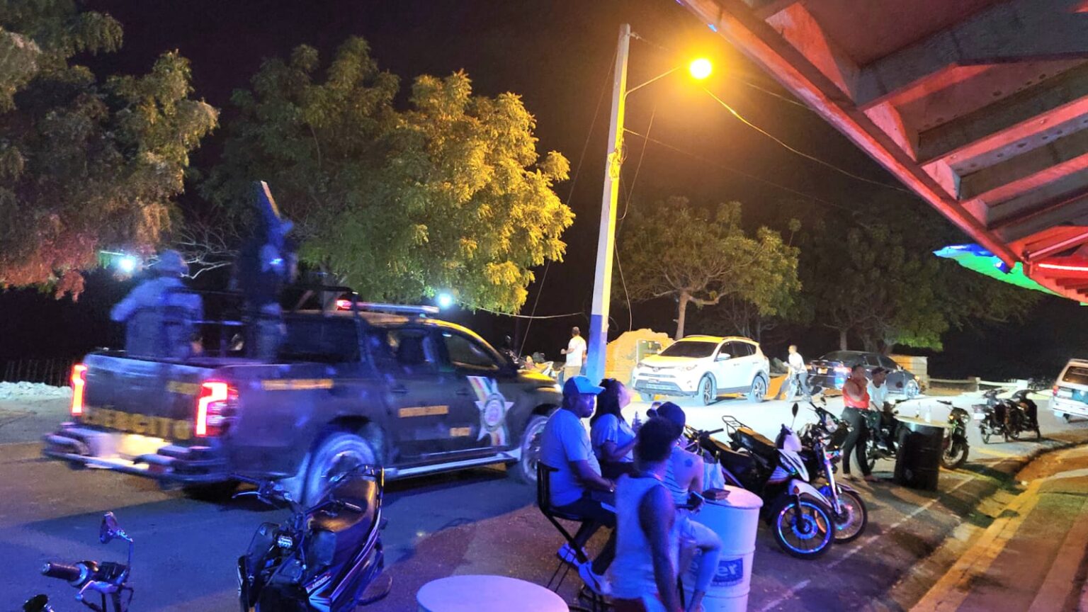 Nuevo integrante del Ejercito Nacional realizan labores de patrulla en Manzanillo este lunes en la noche