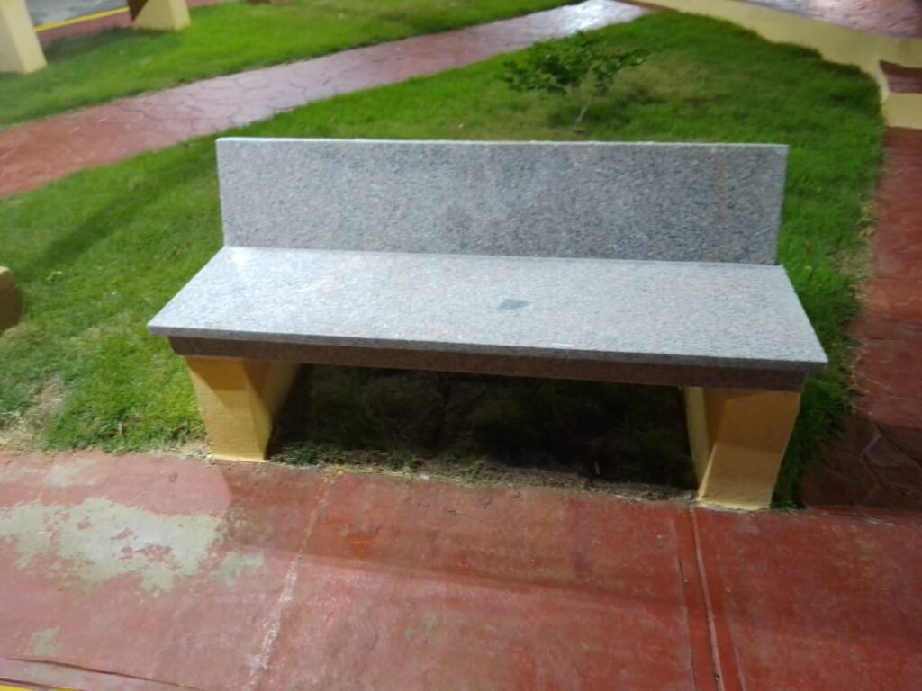 Banco construido por el Ayuntamiento de PepilloSalcedo en el Sector El Cerro e Manzanillo