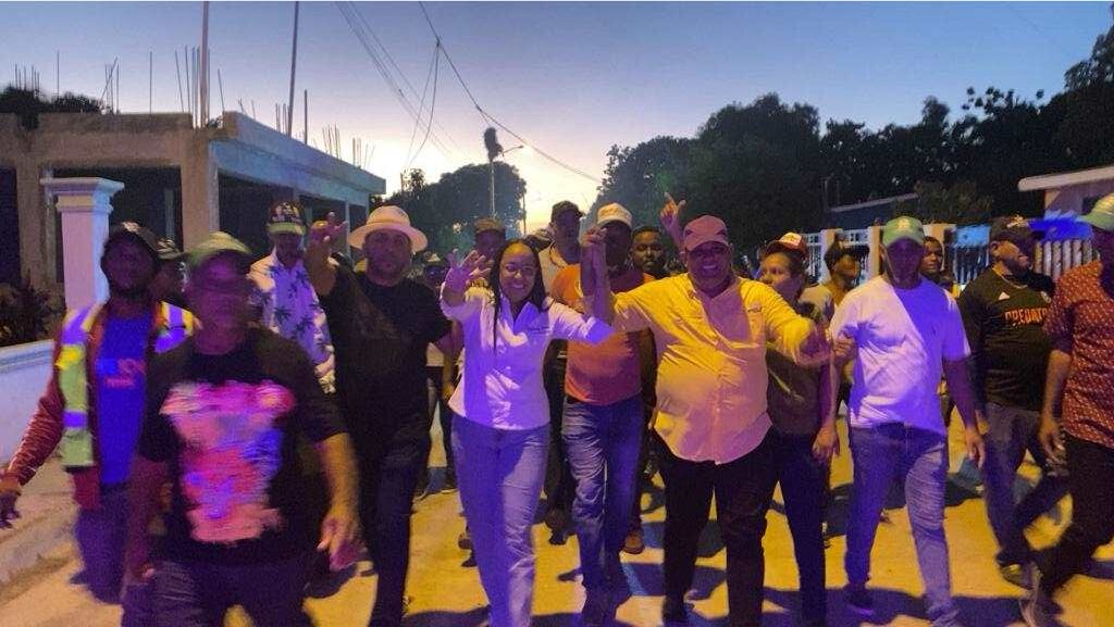 LIDERES DEL PLD JUNTO AL ALCALDE IGNACIO ROSA EN LA ACTIVIDAD rotated
