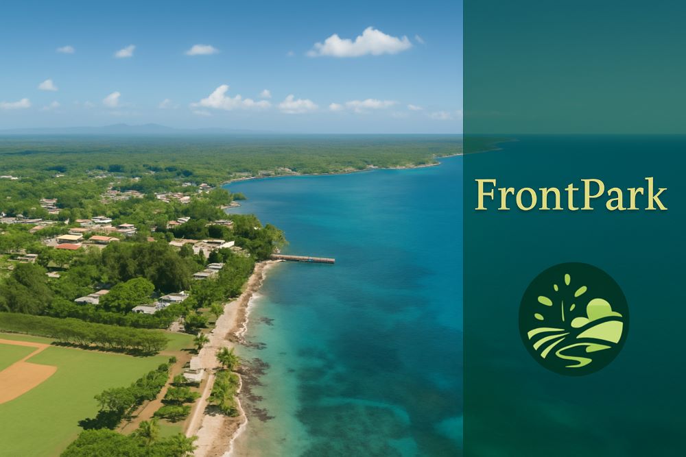 Vista aérea de la costa de Playa Los Coquitos y zona urbana de Manzanillo, con diseño gráfico del proyecto ecoturístico FrontPark Bahía de Manzanillo.